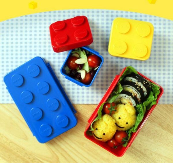 Child lunch box with bulding block look.